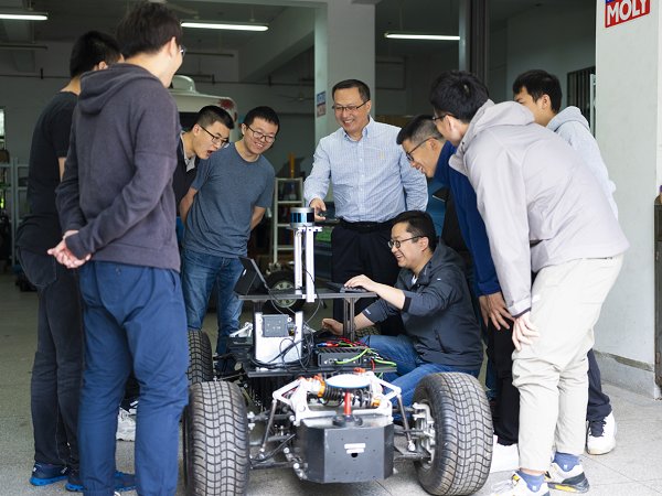 【尋訪(fǎng)身邊的榜樣】他把“小”車(chē)開(kāi)上“大”舞臺(tái)———訪(fǎng)東南大學(xué)首席教授殷國(guó)棟