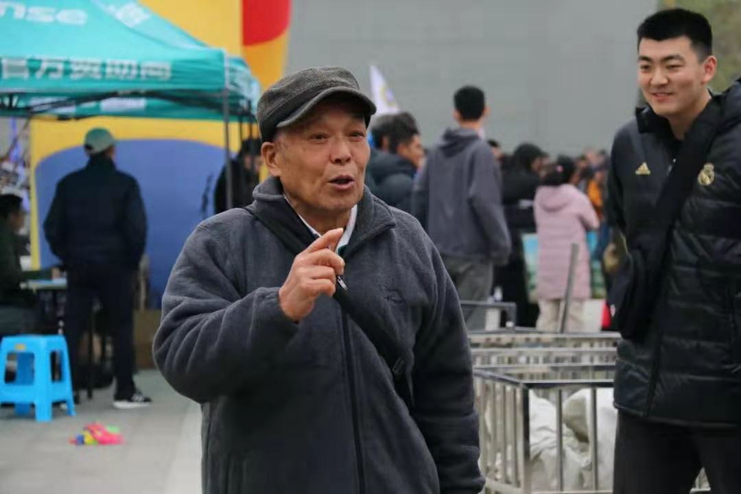 【尋訪(fǎng)身邊的榜樣】鶴發(fā)銀絲映日月 丹心熱血沃新花——記交通學(xué)院班主任老師許映泉